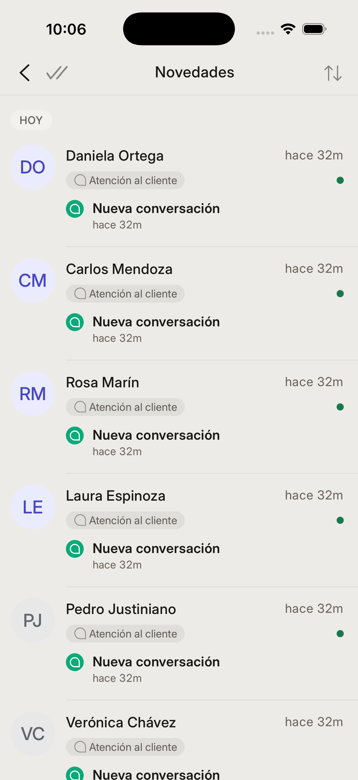 Pantalla de Novedades en la app móvil, con los avisos agrupados por conversación