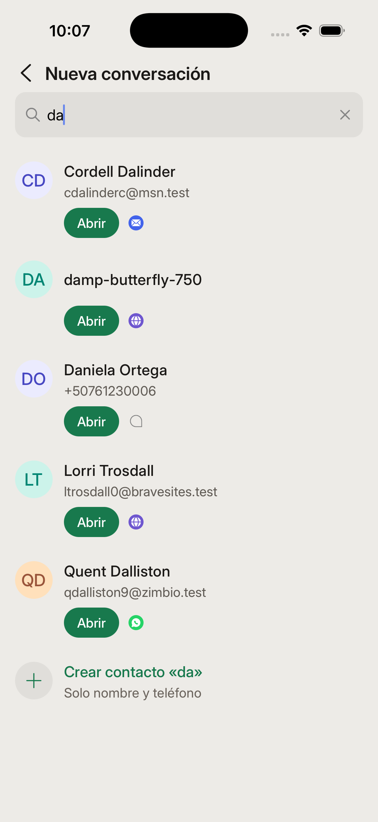 Pantalla de nueva conversación en la app móvil, con la pastilla de cada contacto y la opción de crear uno nuevo